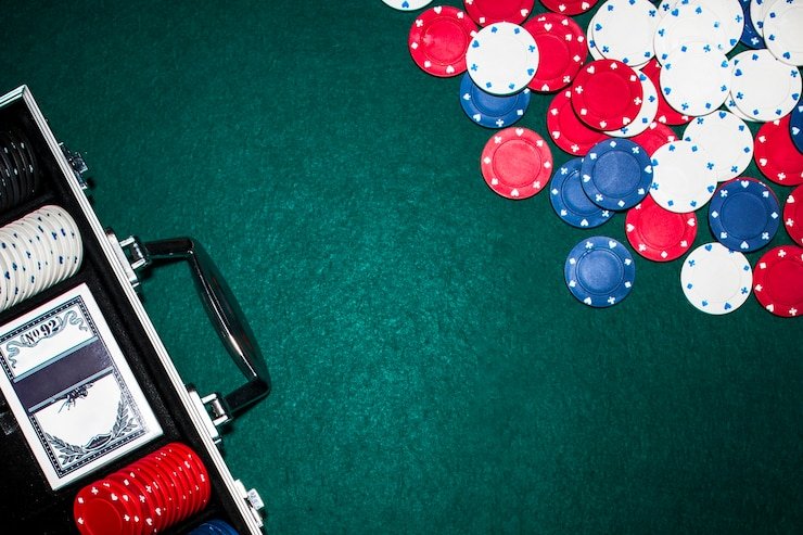 Dealer profesional dalam sesi Caribbean Stud Poker langsung