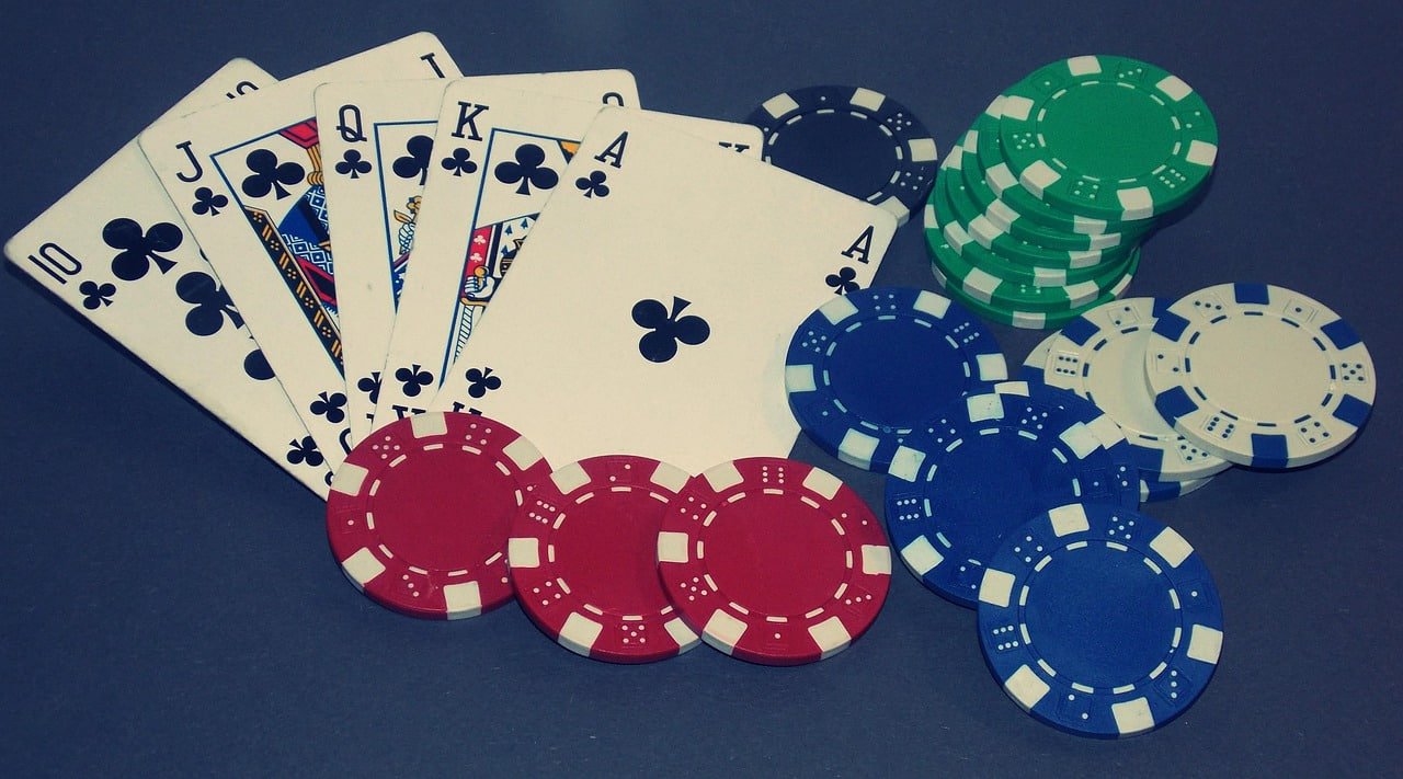 Dealer langsung gol33 di meja No Commission Baccarat dengan layout kartu yang jelas