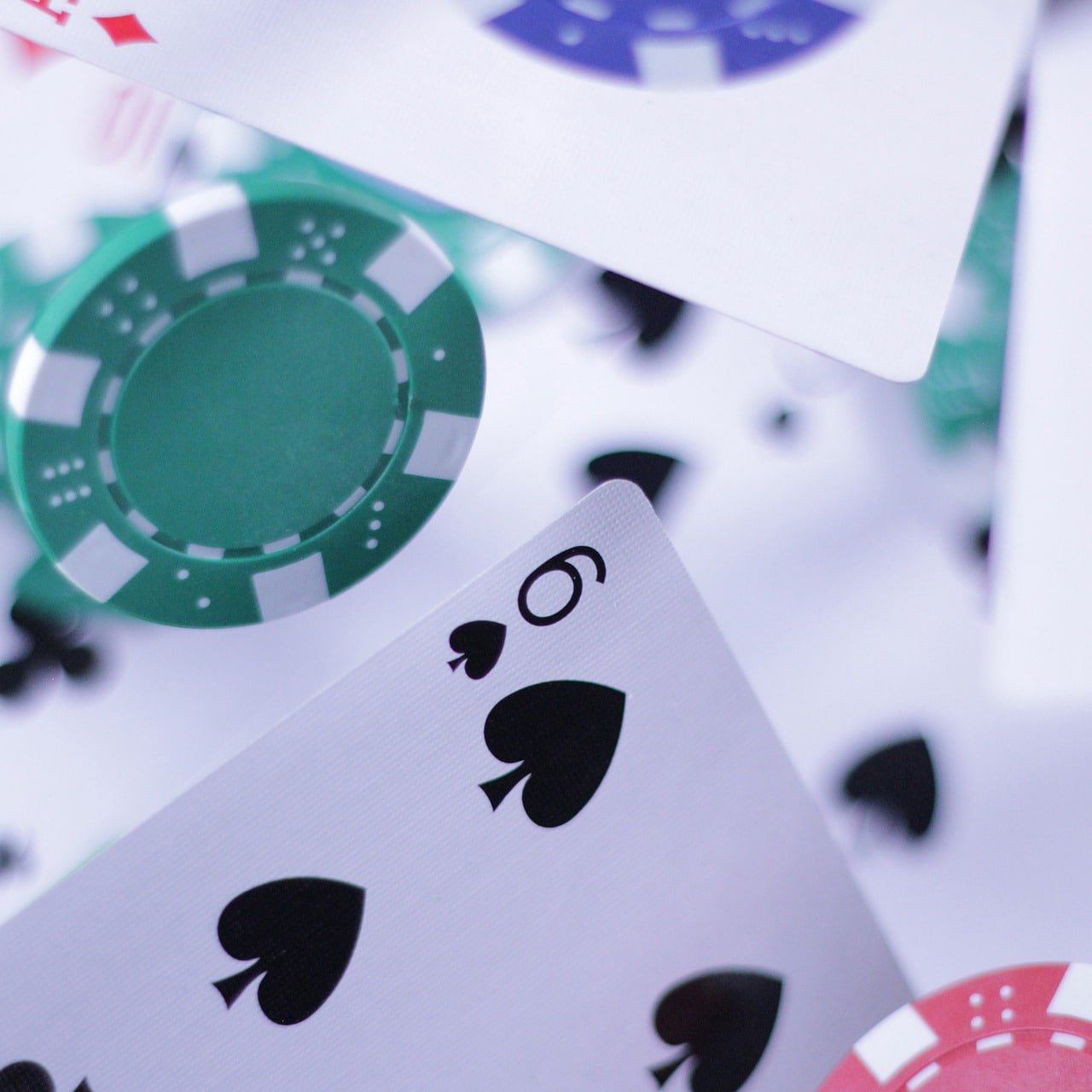 Tampilan close-up kartu baccarat yang dibagikan di studio gol33